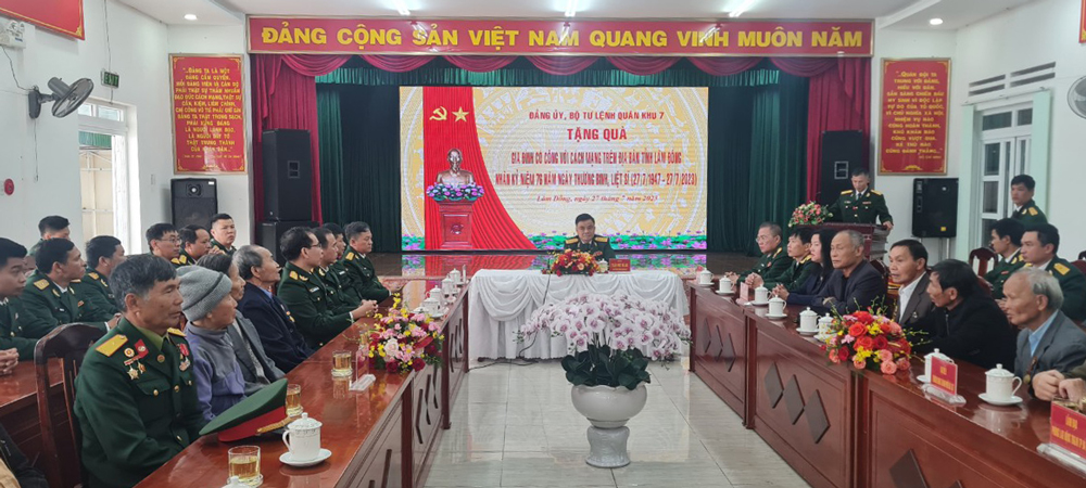 Trung tướng Trần Hoài Trung gặp mặt, thăm hỏi người có công với cách mạng có hoàn cảnh khó khăn trên địa bàn thành phố Đà Lạt