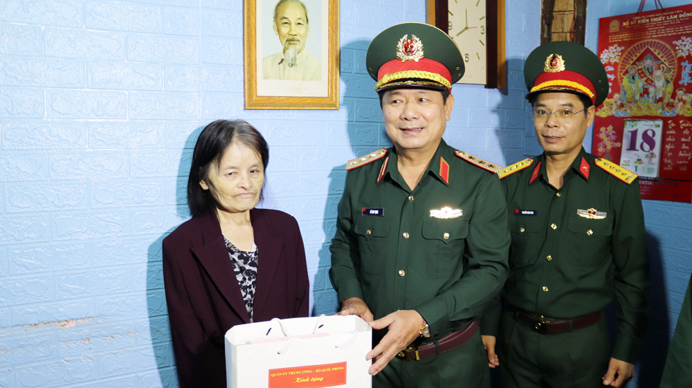 Thượng tướng Lê Huy Vịnh tặng quà thương binh Đỗ Thị Ngưu