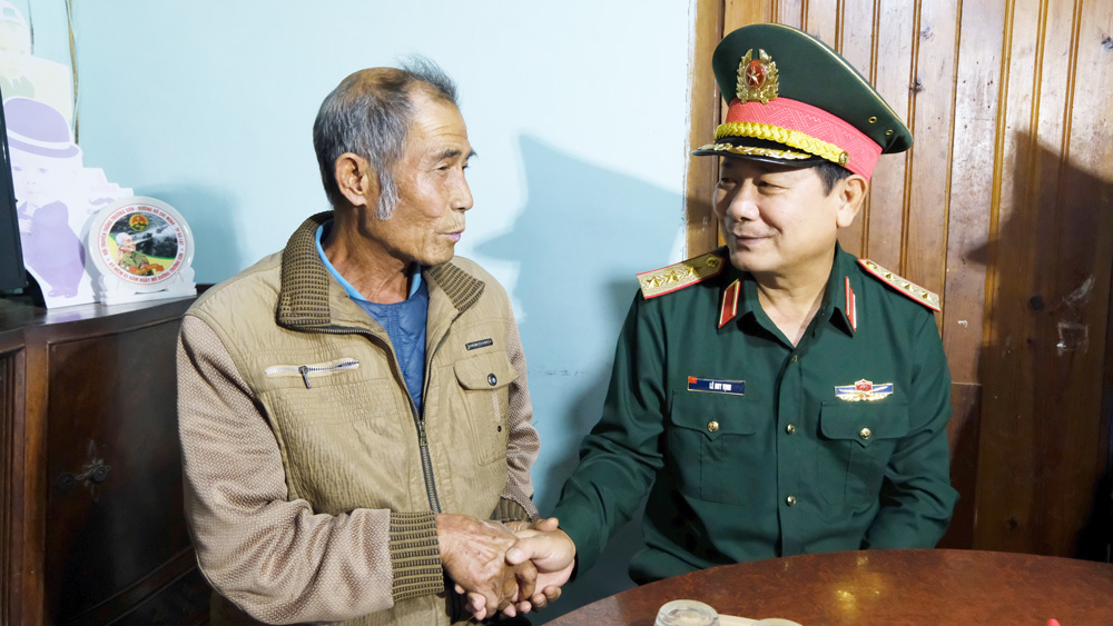 Thứ trưởng Bộ Quốc phòng thăm hỏi thương binh Phạm Văn Toàn