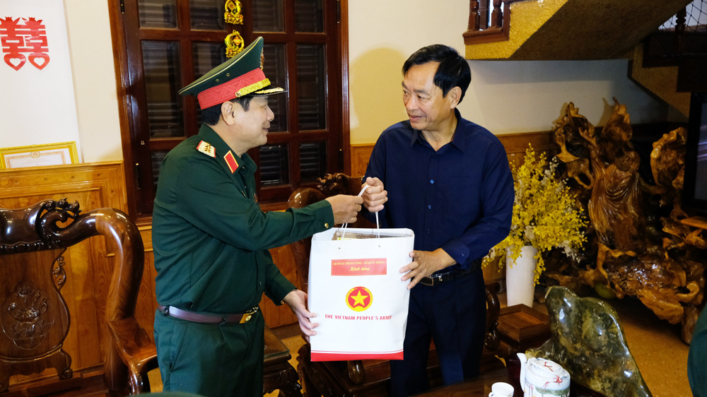 Thượng tướng Lê Huy Vịnh thăm gia đình Mẹ Việt Nam anh hùng Trần Thị Thung