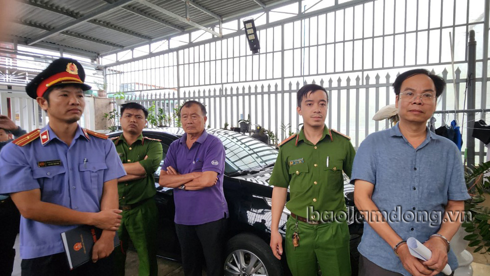 Công an huyện Bảo Lâm đọc quyết định khởi tố và bắt giam đối với ông Vũ Chí Hữu (bìa phải)