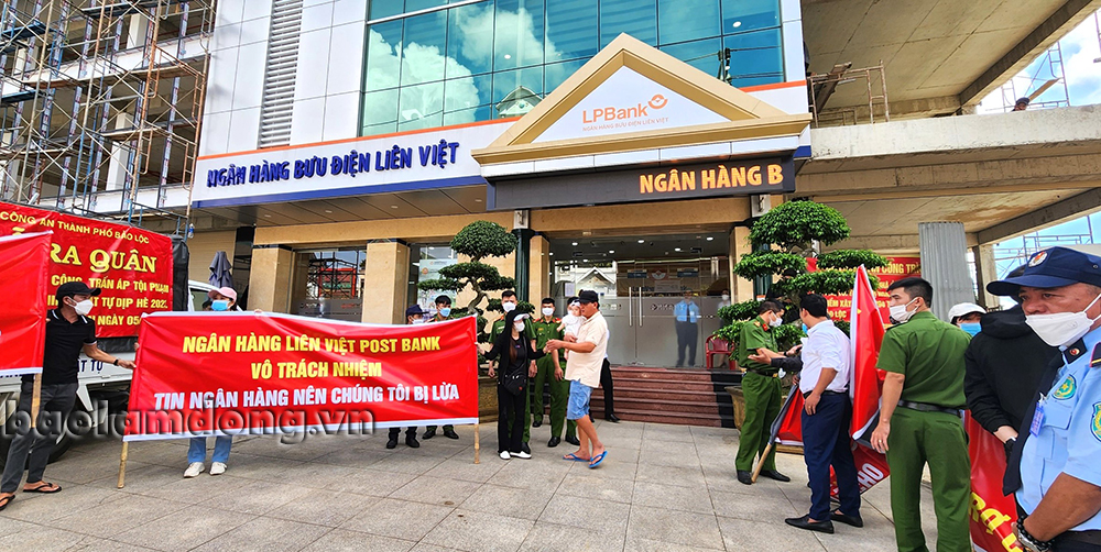 Hơn 10 khách hàng tìm đến LienVietPostBank Bảo Lộc căng băng rôn khẩu hiệu để đòi quyền lợi vào sáng 6/7