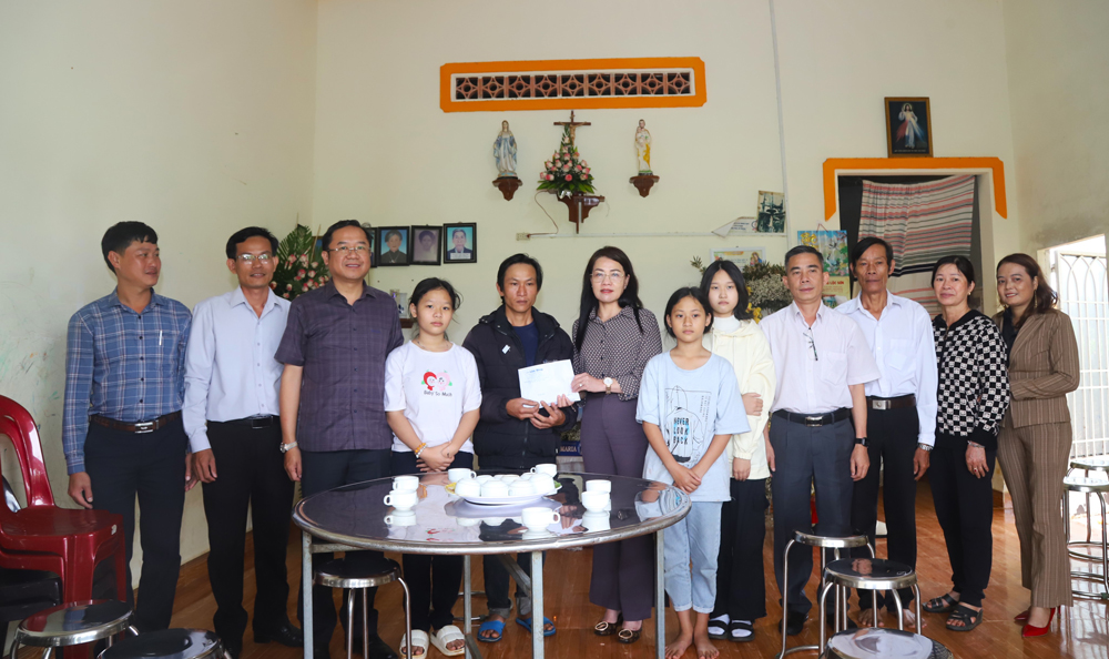 Báo Lâm Đồng trao gần 137 triệu đồng của bạn đọc cho gia đình bà Phương