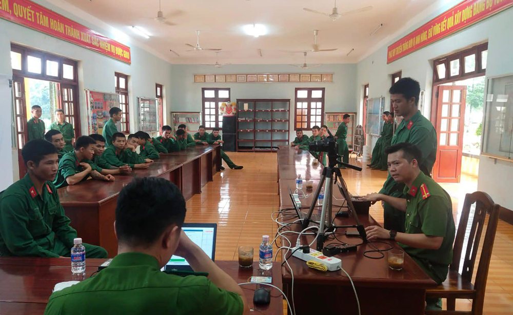 Tổ công tác huyện Cát Tiên kích hoạt định danh điện tử cho các chiến sĩ đang thực hiện nghĩa vụ quân sự tại Sư đoàn 302.
