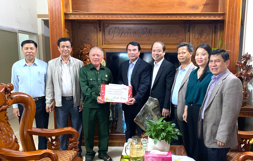 Đồng chí Phạm S – Phó Chủ tịch UBND tỉnh Lâm Đồng thăm, tặng quà gia đình ông Phan Bùi Đại
