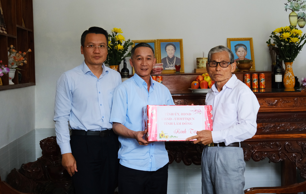 Chủ tịch UBND tỉnh Lâm Đồng Trần Văn Hiệp thăm, tặng quà các gia đình chính sách tại Cát Tiên