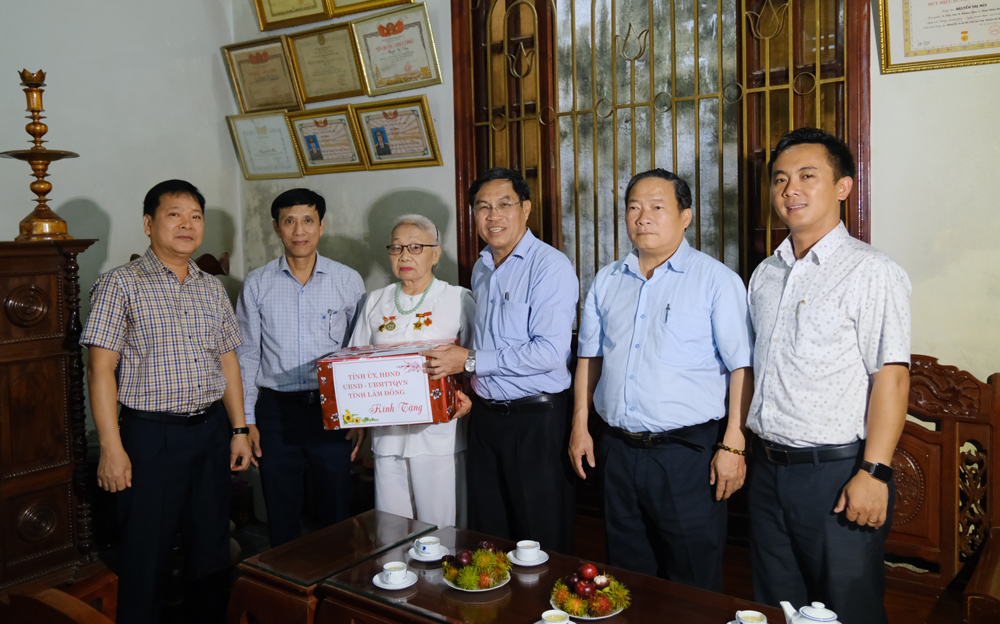 Đồng chí Võ Ngọc Hiệp cùng đại diện lãnh đạo các sở và địa phương thăm hỏi, trao quà cho gia đình bà Nguyễn Thị Mùi