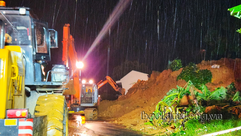 Càng về khuya, mưa càng nặng hạt gây nhiều khó khăn cho công tác tìm kiếm, cứu hộ