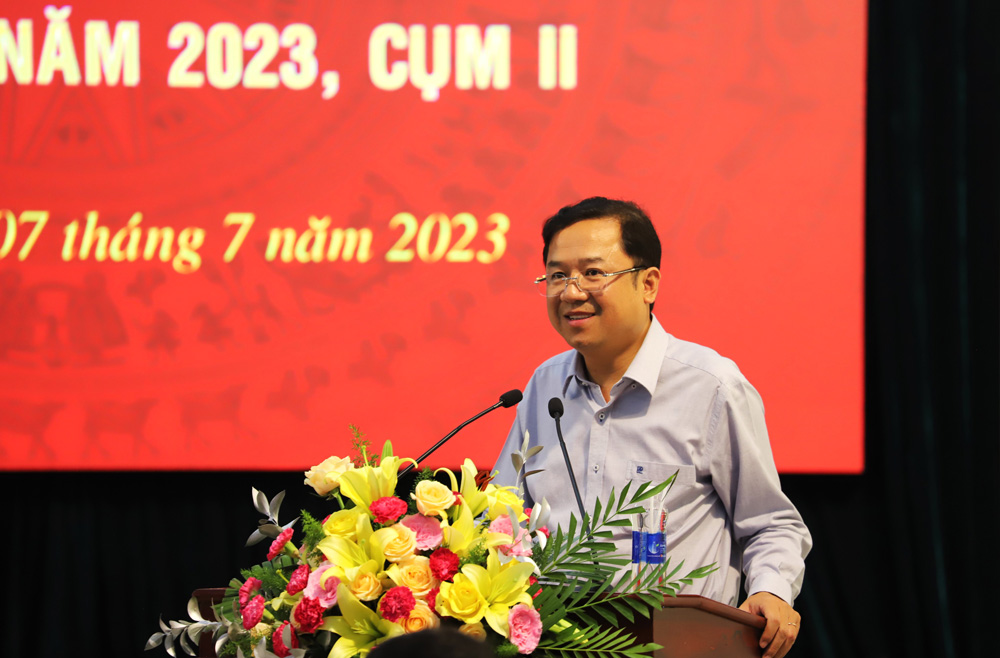 Đồng chí Tôn Thiện Đồng - Ủy viên Ban Thường vụ Tỉnh ủy, Bí thư Thành ủy Bảo Lộc phát biểu tại hội nghị