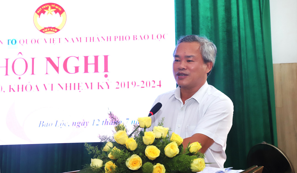 Phó Chủ tịch Thường trực Ủy ban MTTQ Việt Nam tỉnh Lâm Đồng Đường Anh Ngữ phát biểu tại hội nghị