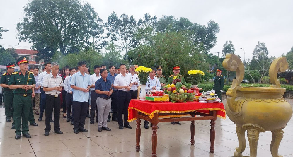 Lãnh đạo huyện Cát Tiên thắp nén hương thơm, tưởng nhớ và tri ân các anh hùng liệt sỹ