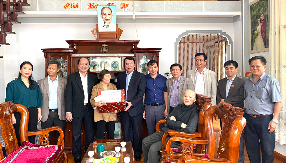 Đoàn công tác của tỉnh Lâm Đồng thăm, tặng quà gia đình ông Trần Thuộc