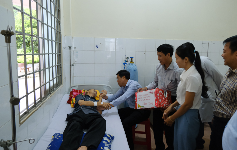 Đồng chí Võ Ngọc Hiệp cũng đại diện lãnh đạo các cơ quan, đơn vị đã đến trực tiếp Trung tâm Y tế huyện Đạ Tẻh thăm hỏi và trao quà cho gia đình ông Đỗ Văn Tám