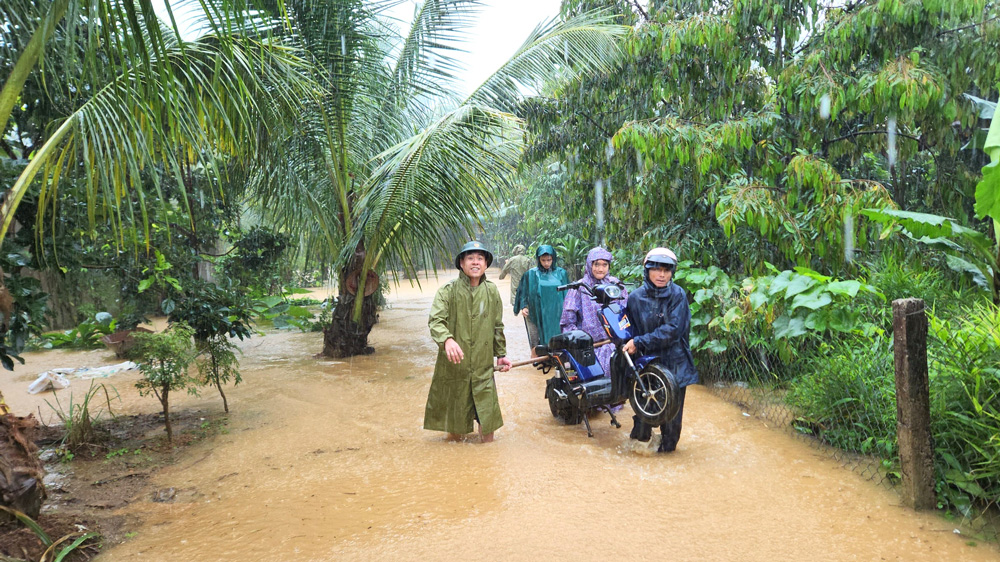 Các lực lượng hỗ trợ người dân Thôn 6 (xã Đại Lào) di chuyển tài sản đến nơi an toàn chống ngập