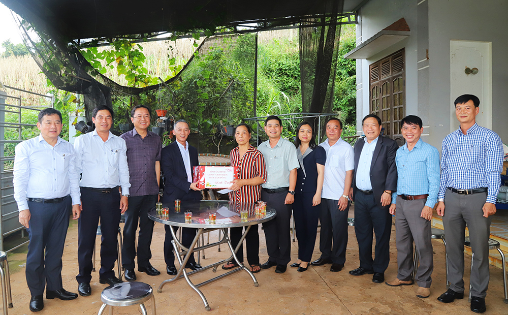 Đồng chí Trần Văn Hiệp – Chủ tịch UBND tỉnh Lâm Đồng cùng đoàn công tác tặng quà tri ân gia đình bà Ngũ Thị Vinh 