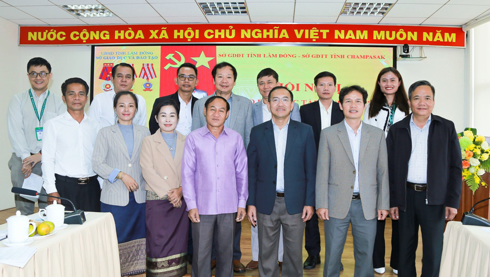 Đoàn lãnh đạo Sở GD&TT Champasak chụp hình lưu niệm với ngành giáo dục Lâm Đồng