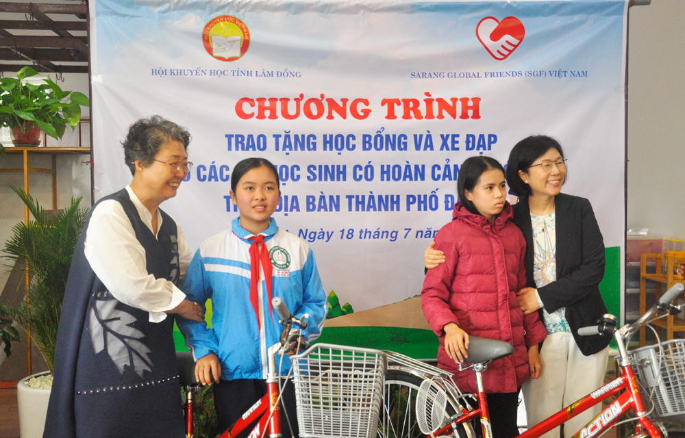 Đà Lạt: Trao học bổng, xe đạp cho học sinh nghèo và trẻ khiếm thị