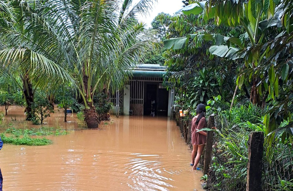 Mưa lớn khiến nước tràn vào nhà người dân trên địa bàn Thôn 10 (xã Đại Lào)