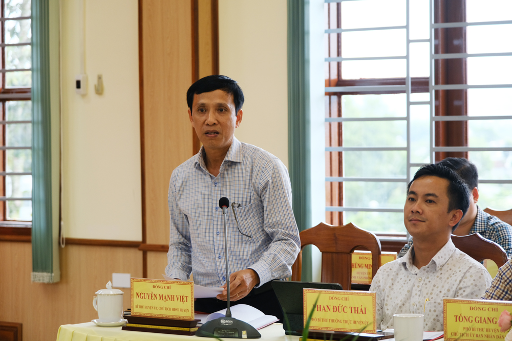 Đồng chí Nguyễn Mạnh Việt – Bí thư Huyện ủy Đạ Tẻh báo cáo tại buổi làm việc.
