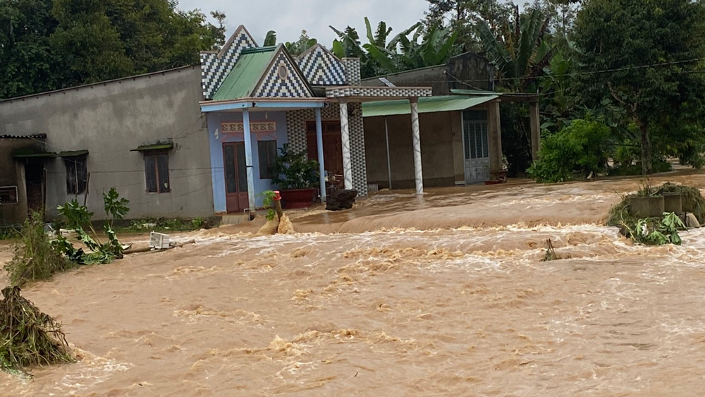 Nước lũ quét qua nhà dân ở huyện Đạ Huoai