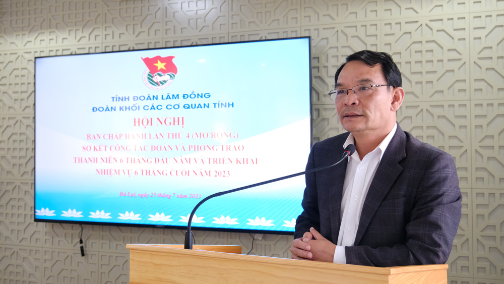 Đồng chí Lương Văn Mừng - Phó Bí thư Đảng ủy khối các cơ quan ghi nhận những nỗ lực của đoàn viên thanh niên khối các cơ quan tỉnh trong 6 tháng đầu năm