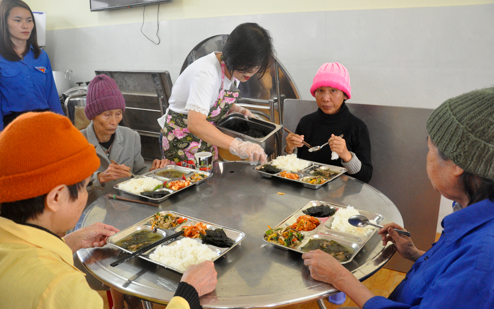 Tình nguyện viên Hàn Quốc tiếp thêm đồ ăn cho ngươi già neo đơn đang sinh sống tại trung tâm