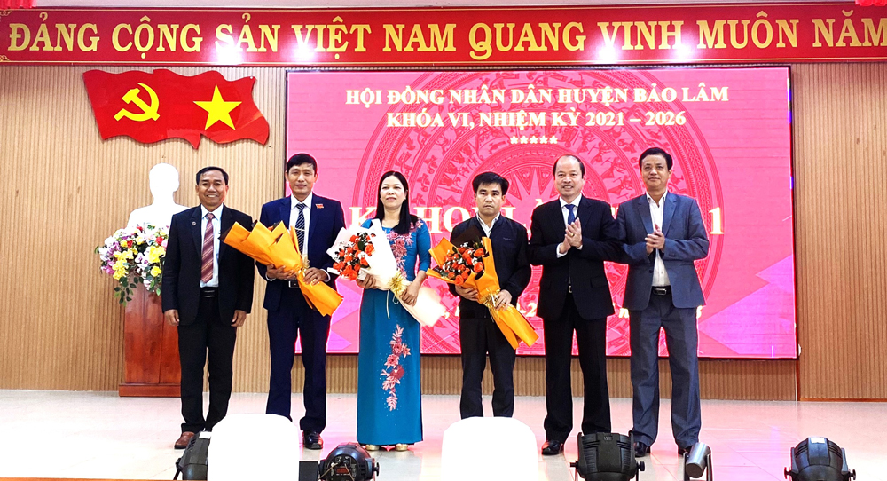 Lãnh đạo huyện Bảo Lâm tặng hoa chúc mừng các đồng chí được bầu vào ủy viên UBND huyện