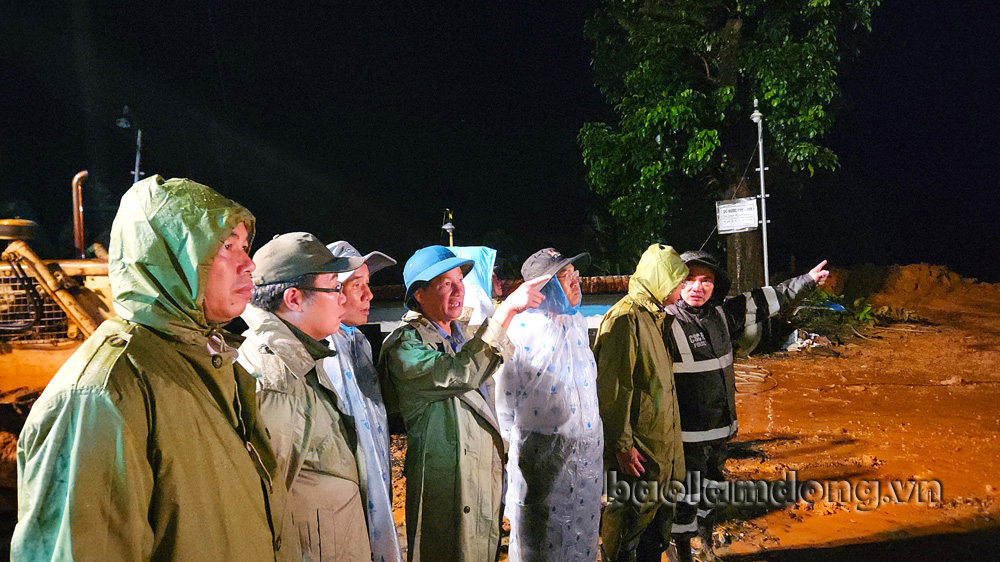Đồng chí Trần Đức Quận - Bí thư Tỉnh ủy Lâm Đồng cùng các đồng chí lãnh đạo tỉnh và các địa phương có mặt trực tiếp chỉ đạo công tác tìm kiếm, cứu nạn