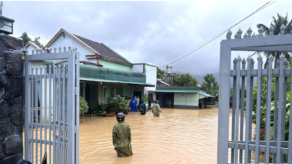 Các lực lượng ứng cứu người dân Thôn 10 (xã Đại Lào) bị nước lũ cô lập