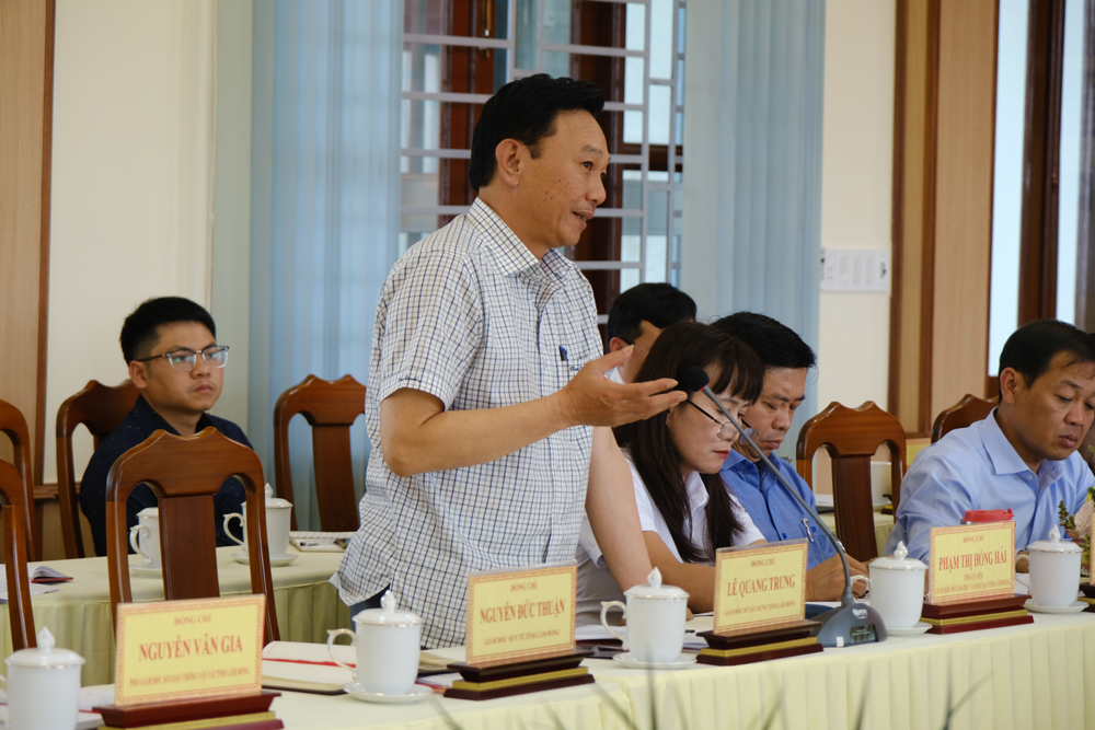 Đồng chí Lê Quang Trung – Giám đốc Sở Xây dựng phát biểu ý kiến liên quan đến vấn đề quy hoạch thị trấn sau khi thực hiện sáp nhập 3 huyện phía Nam