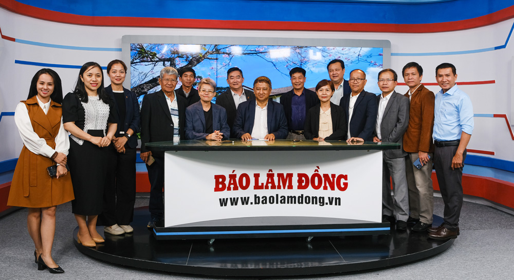 Đoàn thăm quan phòng ghi hình Báo điện tử Lâm Đồng