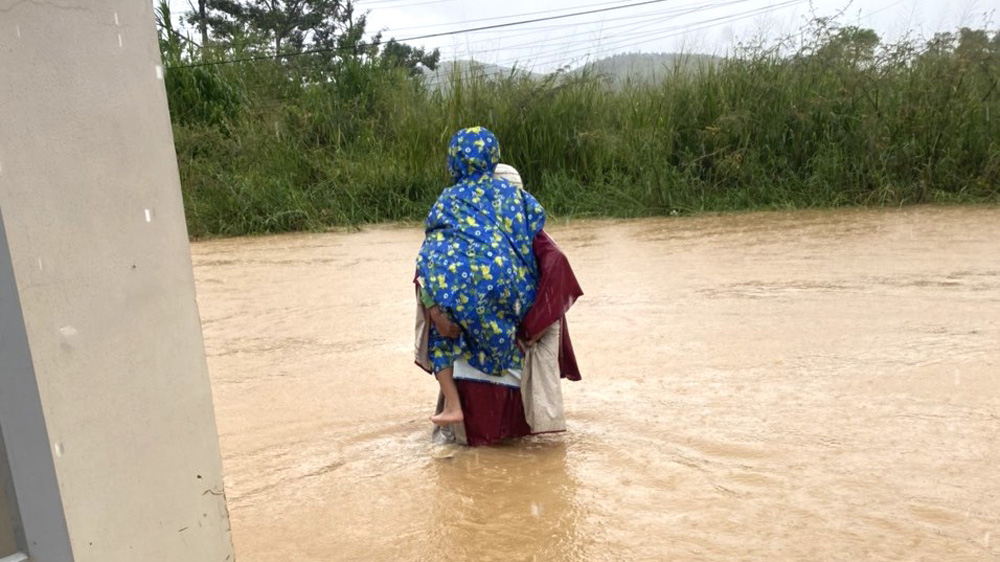 Lực lượng cứu hộ đưa người dân thôn Tân Ninh (xã Lộc Châu) bị cô lập đến nơi an toàn