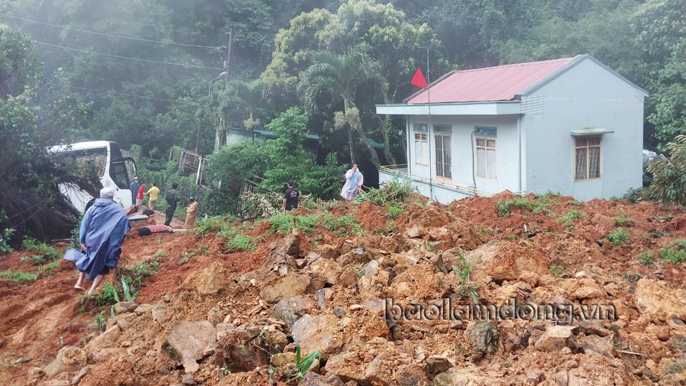 Trạm Cảnh sát Giao thông đèo Bảo Lộc bị đất đá vùi lấp chỉ còn lại căn nhà bếp