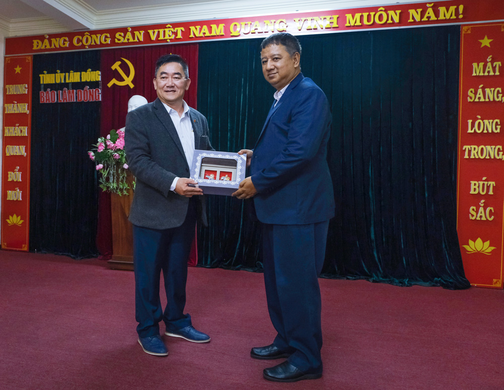 Lãnh đạo Báo Lâm Đồng tặng quà lãnh đạo Liên đoàn các nhà báo Thái Lan