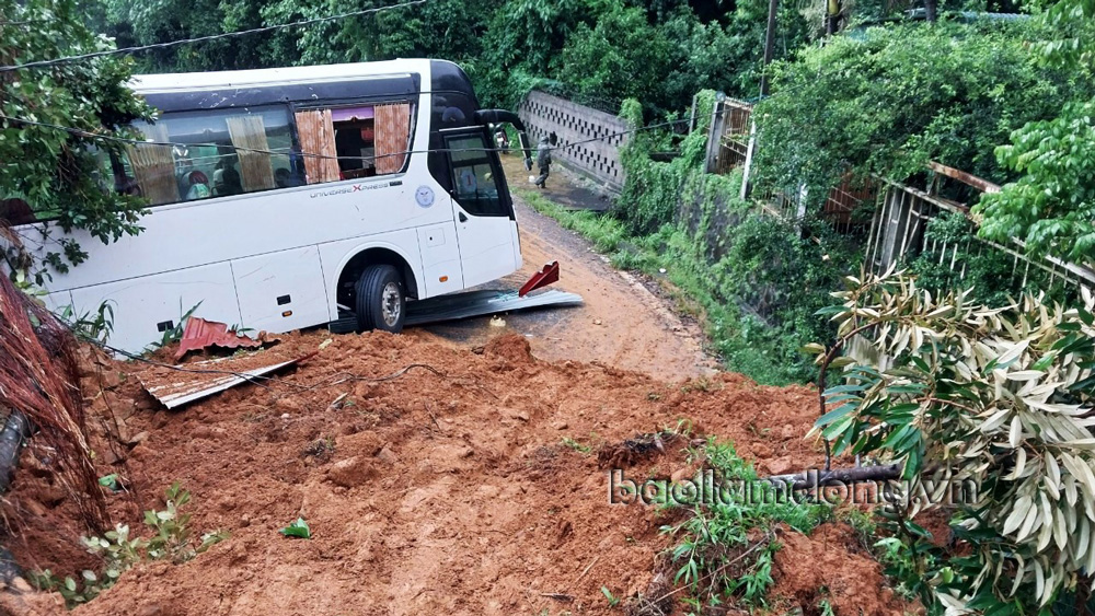 Xe khách lưu thông qua đèo Bảo Lộc bị đất đá vụ sạt lở đẩy về phía vực
