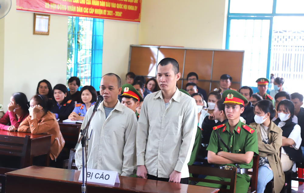 Hai bị cáo Hoàng Thanh Nghị và Phan Văn Long tại phiên toàn sơ thẩm vào sáng 11/7