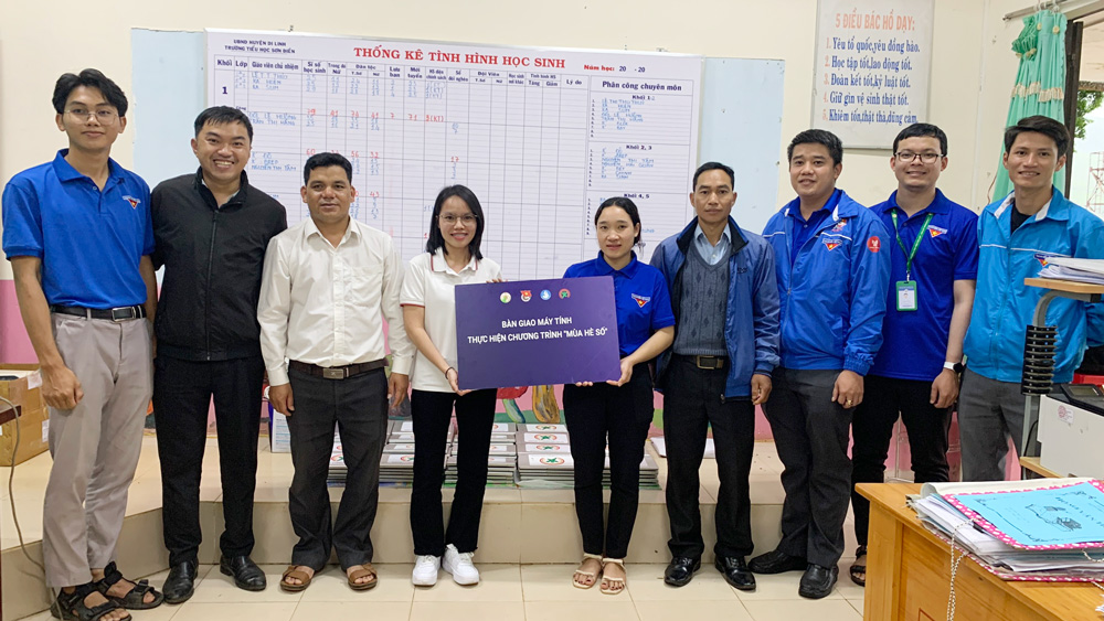 Trao máy tính cho đội hình tình nguyện Trường Đại học Đà Lạt và xã Sơn Điền để thực hiện Chương trình Mùa hè số