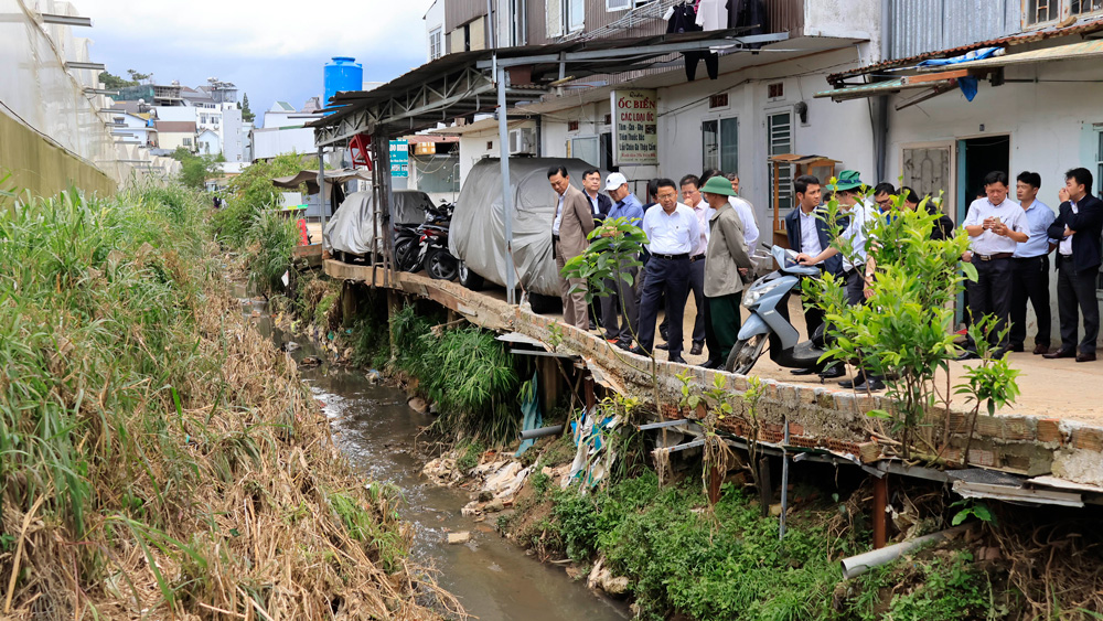Chủ tịch UBND tỉnh và lãnh đạo các sở ngành, địa phương đi thực tế, kiểm tra đường chảy thoát nước dọc suối Nguyễn Công Trứ