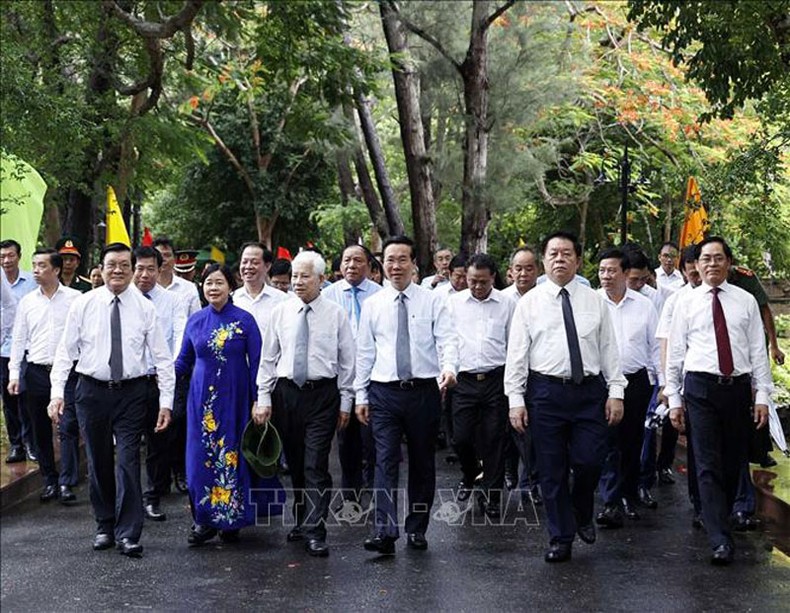Chủ tịch nước Võ Văn Thưởng cùng các đại biểu đến dâng hương tại Nghĩa trang Hàng Dương.