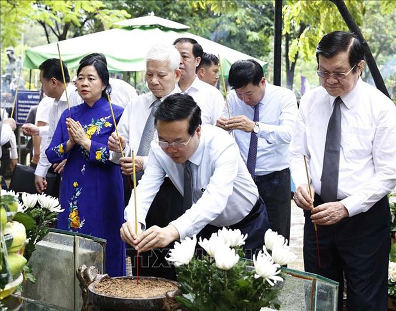 Chủ tịch nước Võ Văn Thưởng dâng hương tại phần mộ Liệt sĩ, Anh hùng Lực lượng vũ trang nhân dân Võ Thị Sáu tại Nghĩa trang Hàng Dương