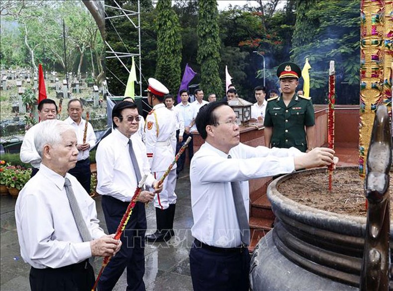 Chủ tịch nước Võ Văn Thưởng, các đồng chí lãnh đạo, nguyên lãnh đạo Đảng, Nhà nước dâng hương tại Nghĩa trang Hàng Dương