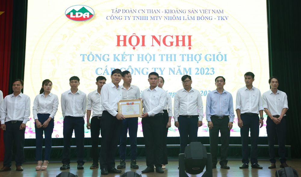 Đồng chí Nguyễn Quang Thuyết – Phó Giám đốc Công ty trao giấy khen cho các Thợ giỏi