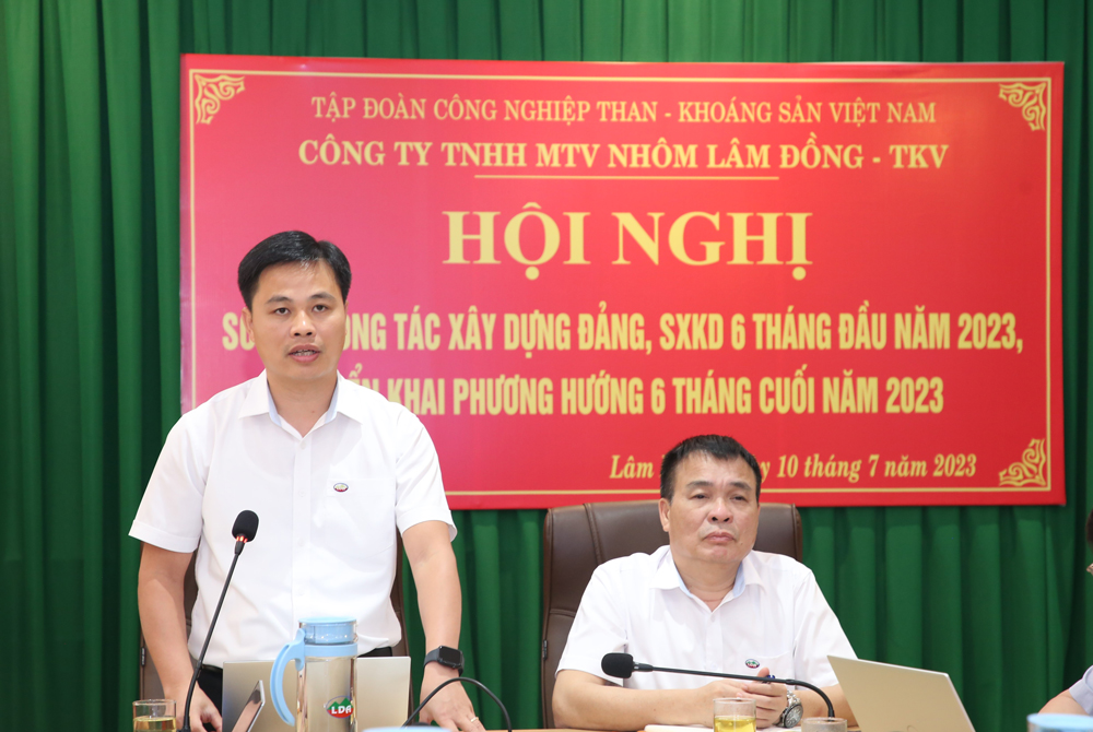 Đồng chí Nguyễn Văn Phòng - Bí thư Đảng ủy, Giám đốc Công ty phát biểu tại hội nghị sơ kết 6 tháng đầu năm 2023