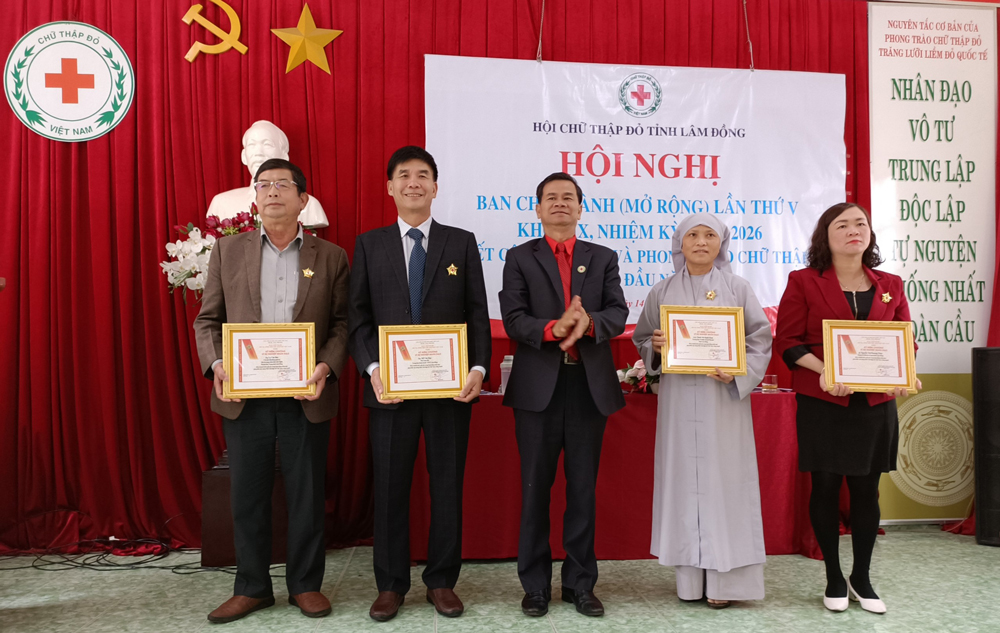 Trao tặng Kỷ niệm chương “Vì sự nghiệp Nhân đạo” của Trung ương Hội Chữ thập đỏ Việt Nam cho các cá nhân xuất sắc trong tỉnh
