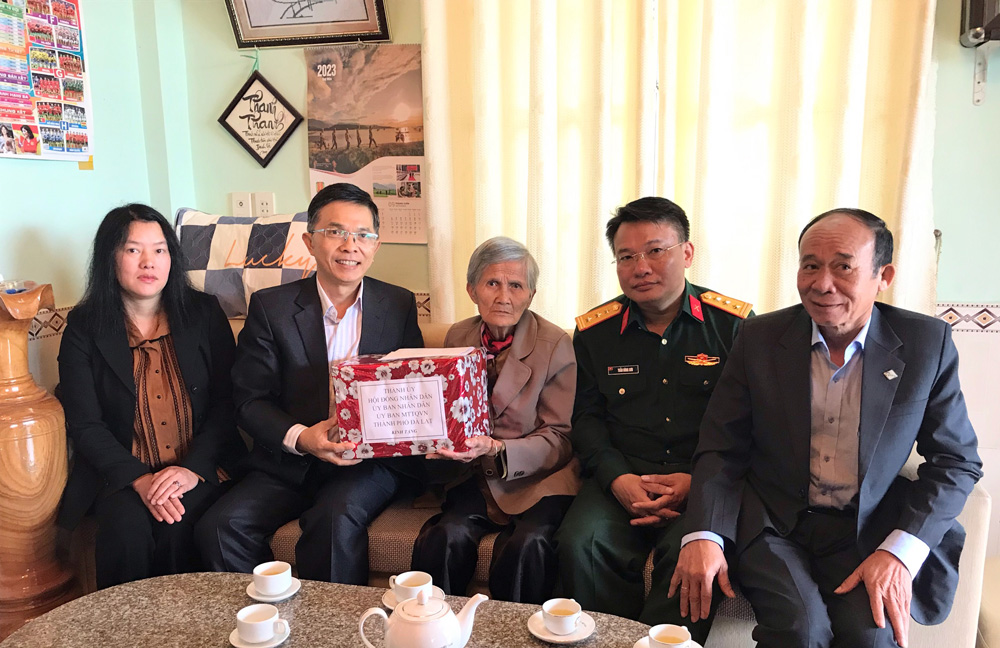 Lãnh đạo thành phố Đà Lạt thăm, tặng quà gia đình chính sách tiêu biểu