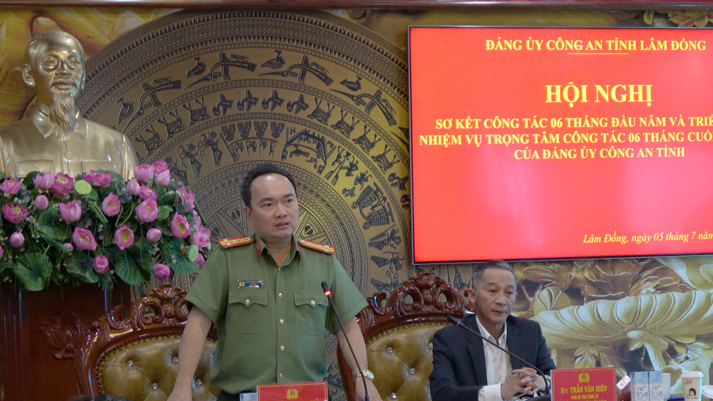 Đại tá Trương Minh Đương  Ủy viên Ban Thường vụ Tỉnh ủy, Bí thư Đảng ủy, Giám đốc Công an tỉnh điều hành thảo luận tại Hội nghị