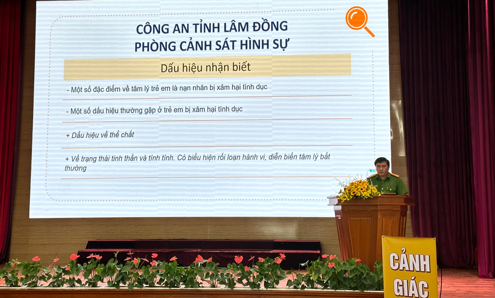 Phó trưởng phòng Phòng Cảnh sách hình sự Công an tỉnh Lâm Đồng- Thượng tá Hồ Hải Dương trao đổi một số thông tin, vấn đề về công tác phòng chống mua bán người, chống xâm hại trẻ em