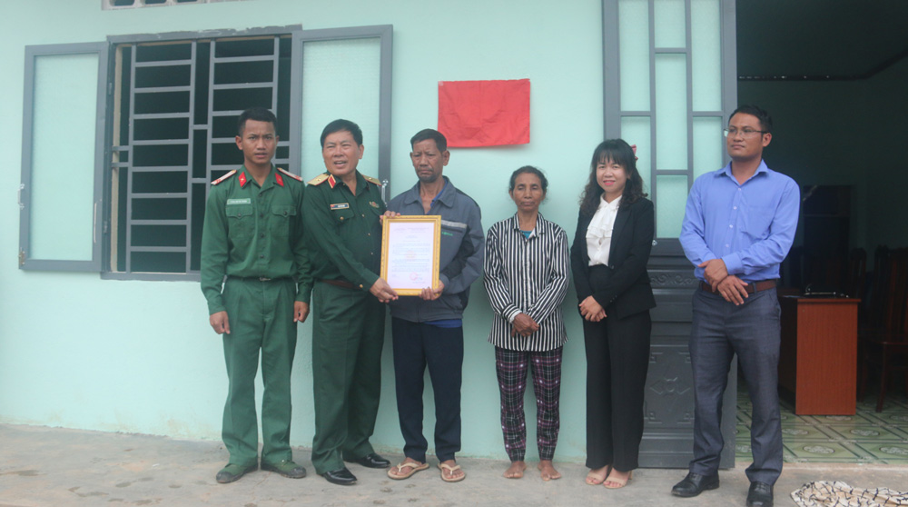 Học viện Lục quân trao tặng Nhà Đại đoàn kết cho gia đình bà Liêng Hót K’ Rang