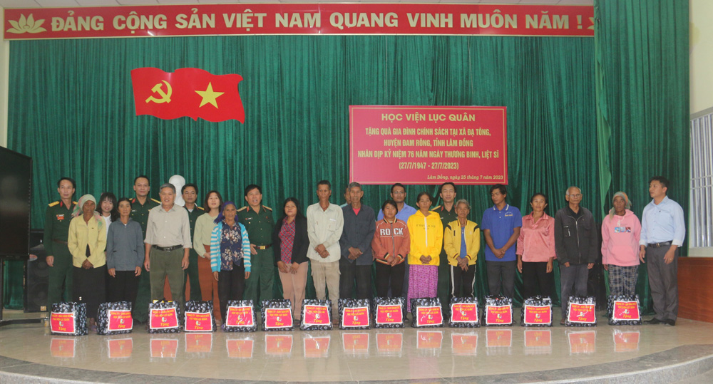 Thiếu tướng Đậu Văn Nậm - Phó Chính ủy Học viện Lục quân cùng các đồng chí lãnh đạo trao tặng quà cho gia đình chính sách