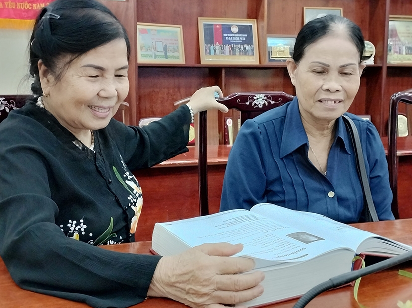 Nữ cựu tù Côn Đảo Võ Thị Thanh Thủy và Nguyễn Thị Hoa tìm địa chỉ cựu tù Côn Đảo qua danh sách các cựu tù chính trị bị địch bắt tại Đồng Nai